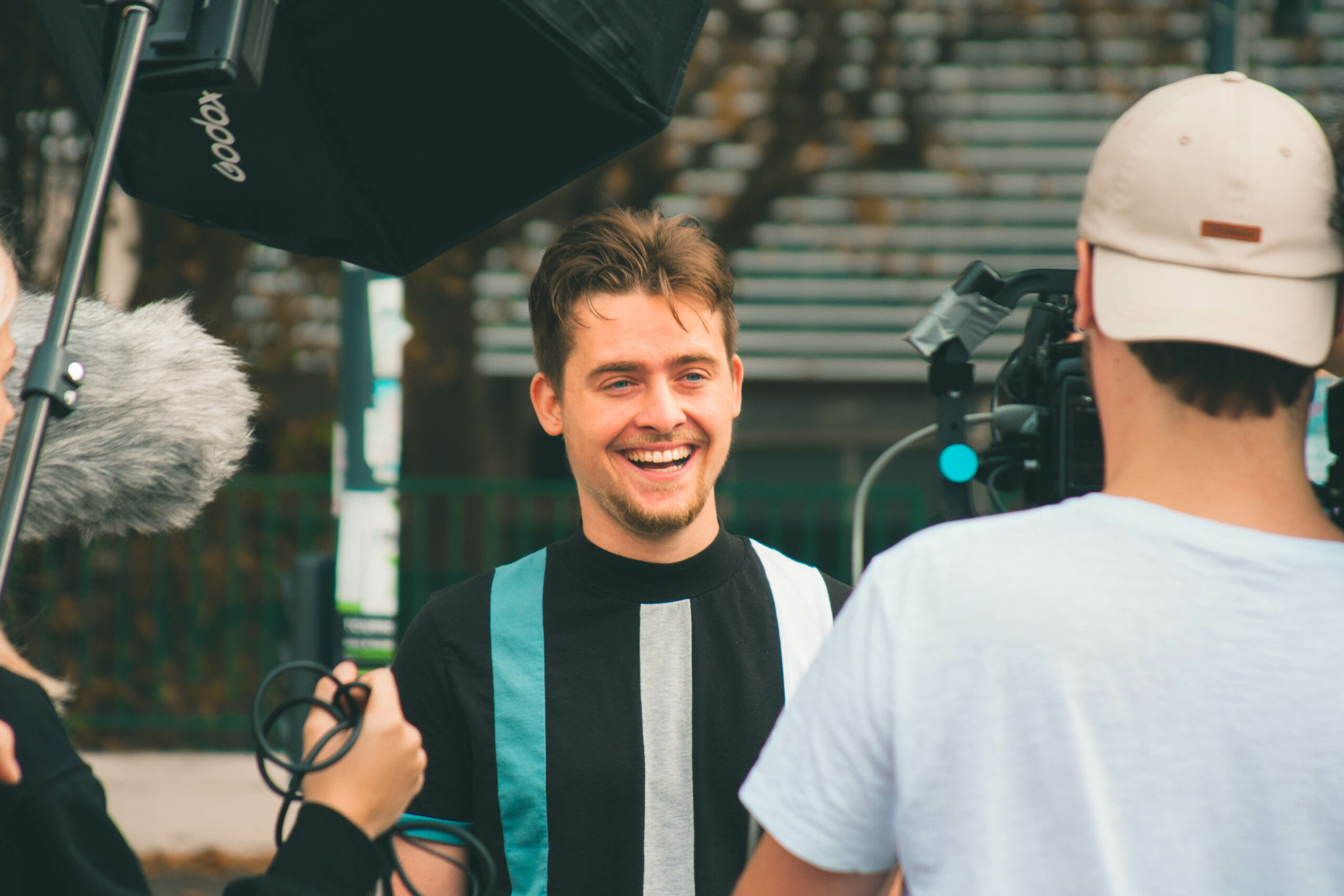 Photographie de plateau de Johan Minoux, acteur, sur le tournage du court-métrage “Mille et une vies” pour le 48h Hour Film Project par le studio Cam&Néon