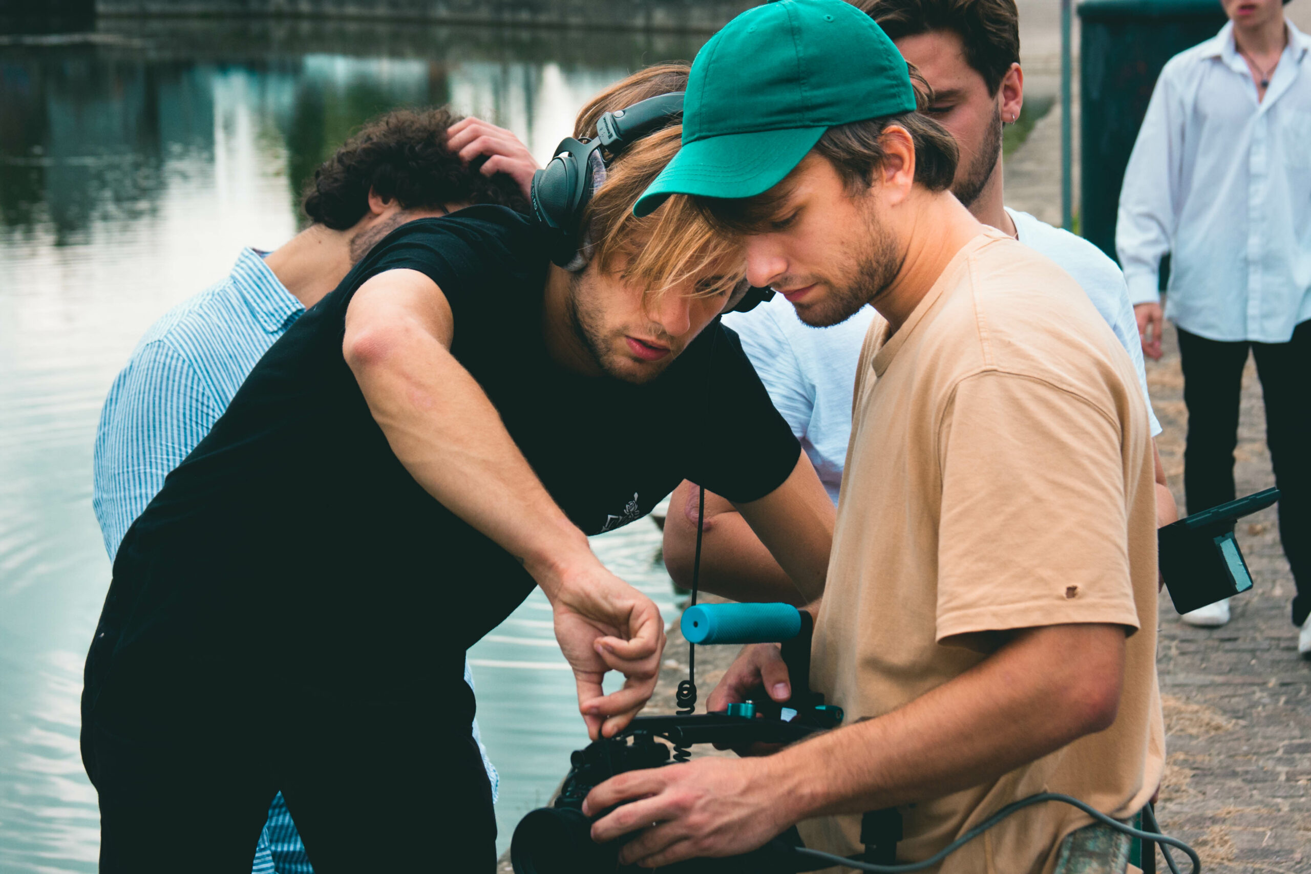 Photographie de plateau de Léo et Loïs Lambert sur le tournage du court-métrage “Mille et une vies” pour le 48h Hour Film Project par le studio Cam&Néon