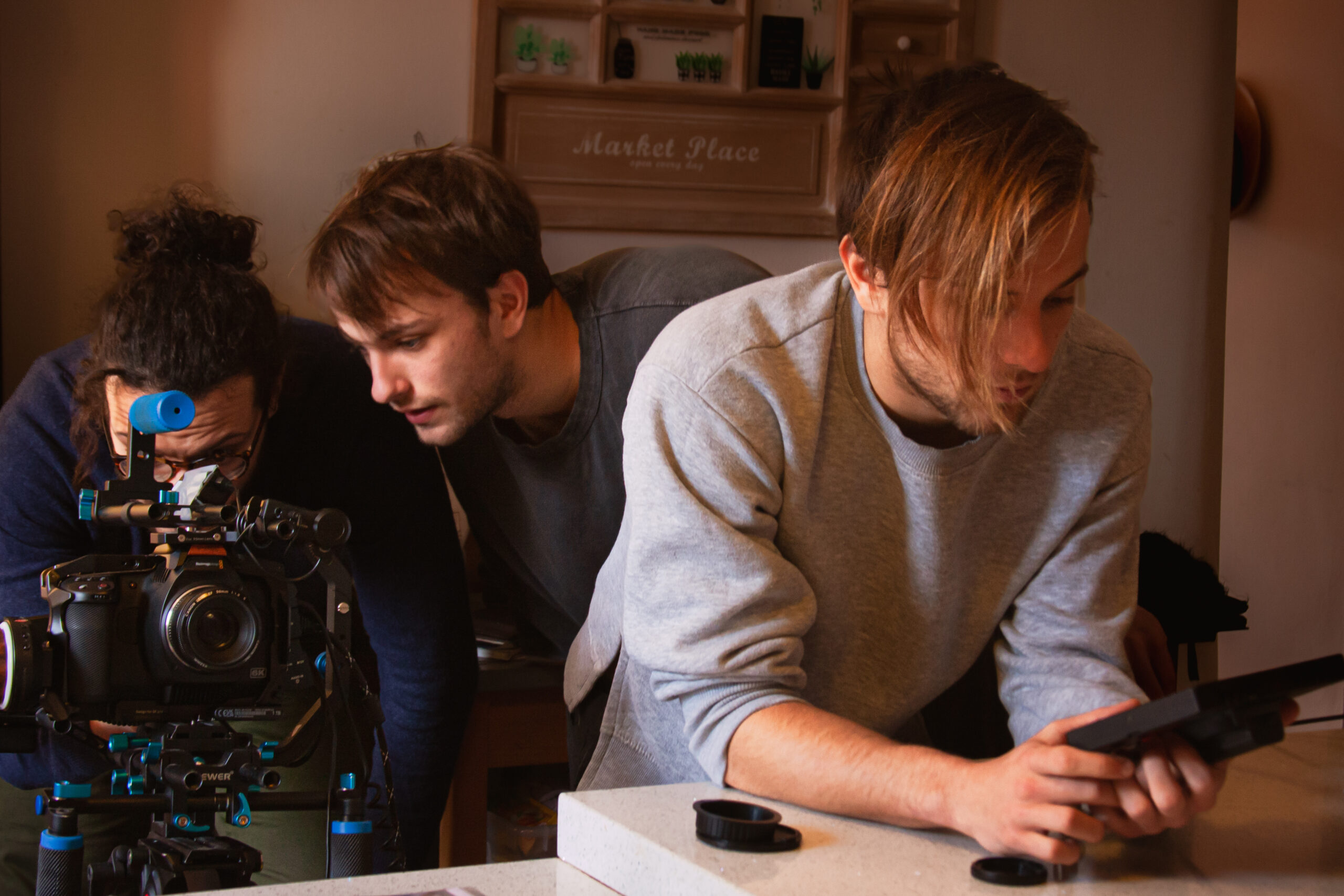 Photographie de plateau sur le tournage du court-métrage "Ce qui est arrivé ce jour-là" par Cam&Néon Studio.