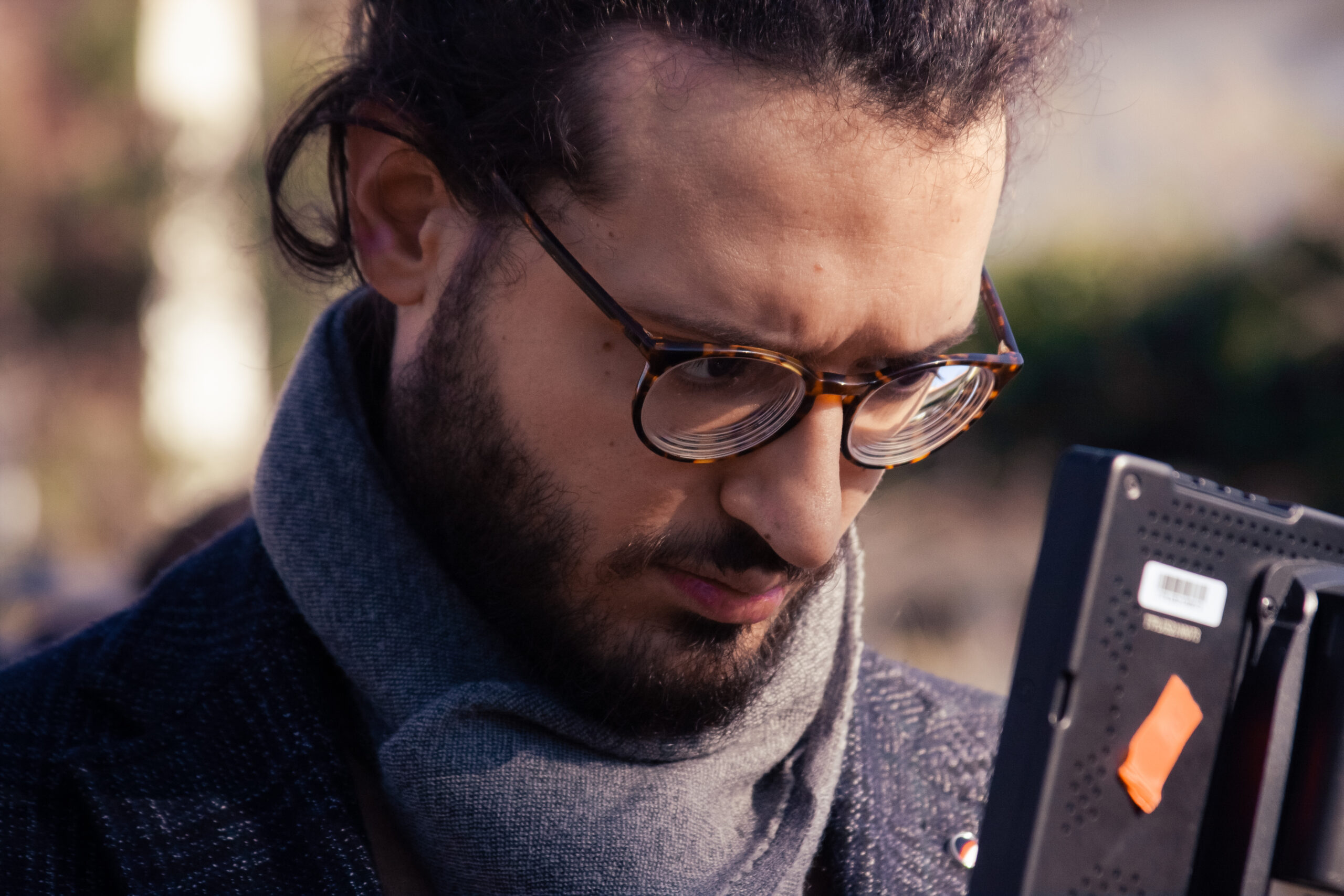 Photographie de plateau de François Palombelli sur le tournage du court-métrage "Ce qui est arrivé ce jour-là" par Cam&Néon Studio.