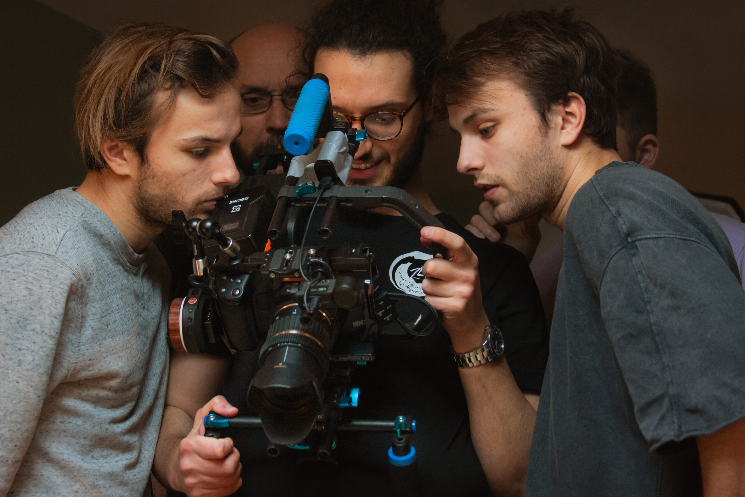 Photographie de plateau de l'équipe technique sur le tournage du court-métrage "Ce qui est arrivé ce jour-là" par Cam&Néon Studio.