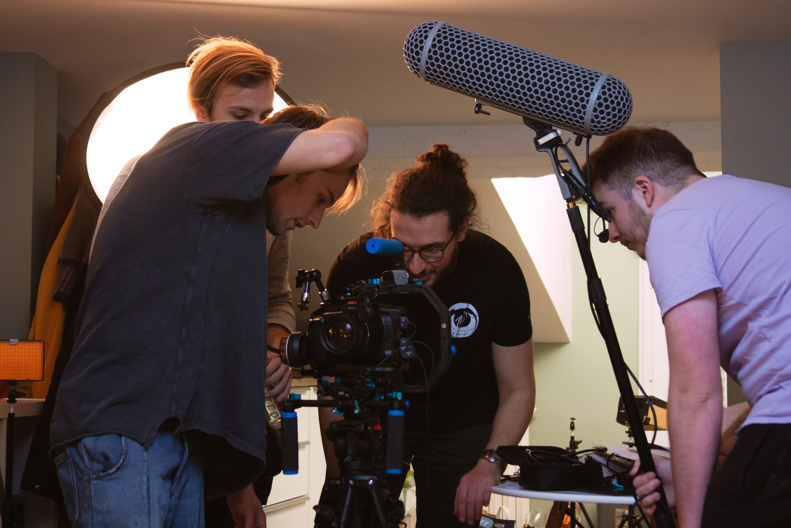 Photographie de plateau de l'équipe technique sur le tournage du court-métrage "Ce qui est arrivé ce jour-là" par Cam&Néon Studio.